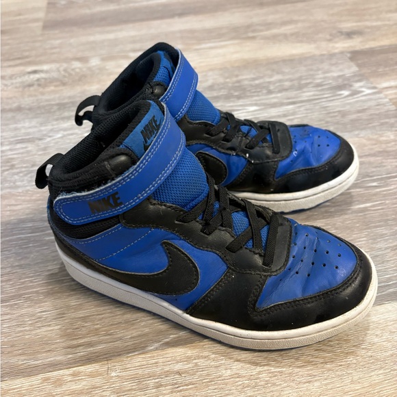 Nike court borough high tops. Boys size 1 - Picture 3 of 4